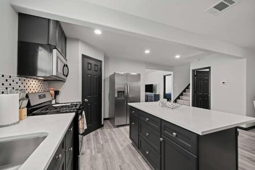 Cozy 3-Bedroom Suburban Retreat near Downtown