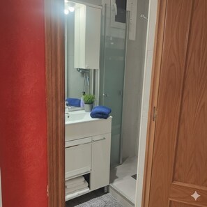 Hiustenkuivaaja, pyyhkeet, vessapaperi