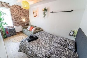 Schreibtisch, Reisekinderbett, kostenloses WLAN, Bettwäsche