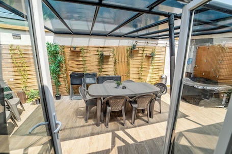 Outdoor dining. Le Spacieux Appartement avec Jacuzzi & Terrasse