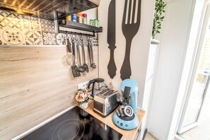 Kühlschrank, Mikrowelle, Ofen, Herdplatte