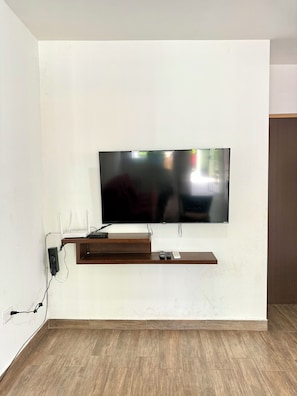 Comfort dubbelrum | Vardagsrum | 55-tums smart-tv med kabelkanaler
