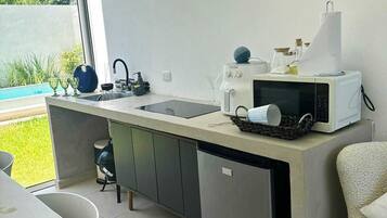 Refrigerador, microondas, horno, placa de cocina