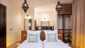 Kahden hengen standard-huone (kaksi sänkyä) | Tallelokero huoneessa, työpöytä