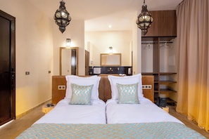 Chambre Standard avec lits jumeaux | Coffres-forts dans les chambres, bureau