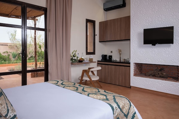Suite, Garden View | In-room safe, desk, laptop workspace, blackout drapes