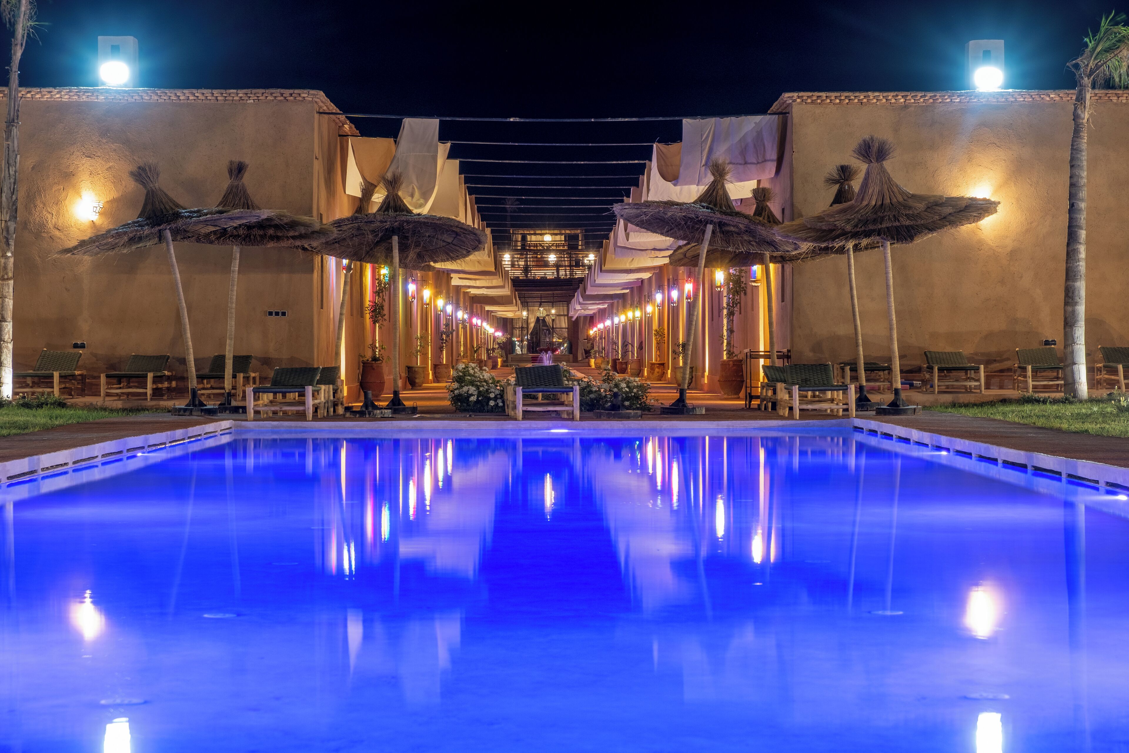 Utendørsbasseng, bassengparasoller og solsenger