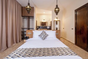 Standard Room | In-room safe, desk, laptop workspace, blackout drapes