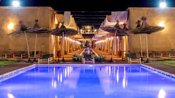 Außenpool, Sonnenschirme, Liegestühle