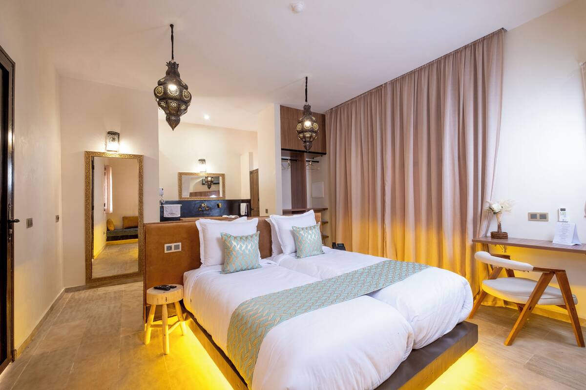 Standard Twin Room | In-room safe, desk, laptop workspace, blackout drapes