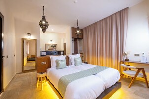 Standard-Zweibettzimmer | Zimmersafe, Schreibtisch, laptopgeeigneter Arbeitsplatz