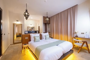 Standaard Twin kamer | Een kluis op de kamer, een bureau, een laptopwerkplek