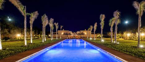 Outdoor pool, pool umbrellas, sun loungers