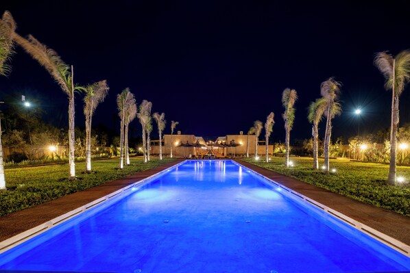 Piscine extérieure, parasols de plage, chaises longues
