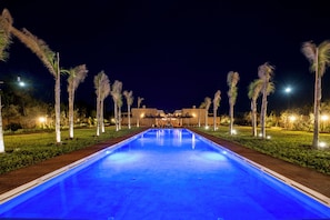 室外游泳池,池畔遮阳伞,日光浴躺椅