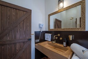 套房, 花园景观 | 客房内保险箱、办公桌、笔记本电脑工作区、遮光窗帘