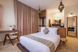 Standard Room | In-room safe, desk, laptop workspace, blackout drapes