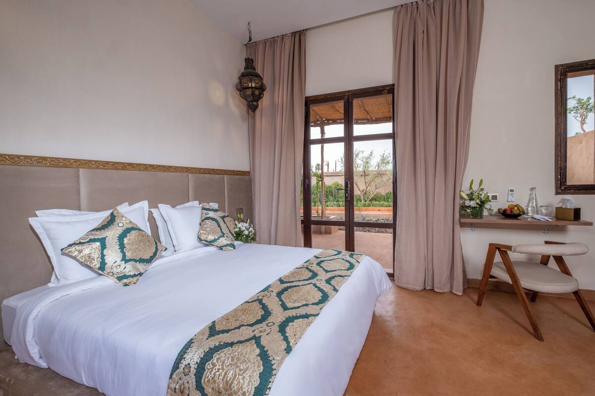 Suite, Garden View | In-room safe, desk, laptop workspace, blackout drapes