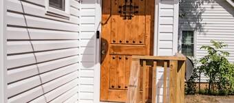 Charming 3-bedroom bungalow house in lovely downtown Raleigh