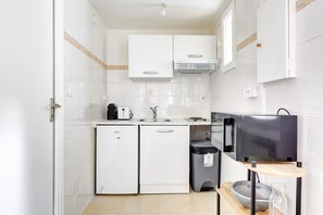 Réfrigérateur, micro-ondes, cafetière/bouilloire, grille-pain