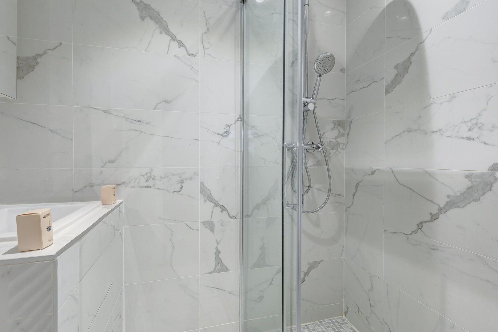 Douche, sèche-cheveux, serviettes fournies