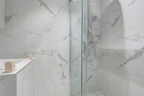 Chuveiro, secador de cabelo, toalhas de banho 