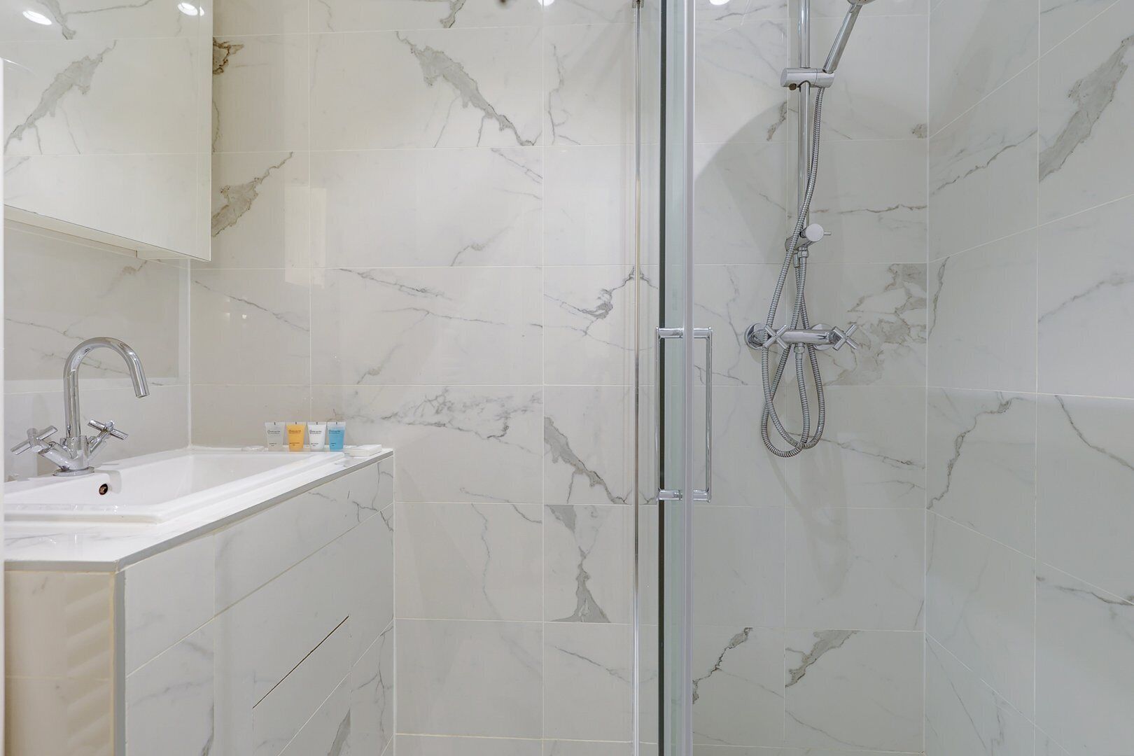 Een douche, een haardroger, handdoeken