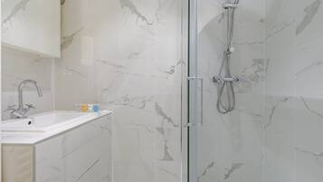 Douche, sĂšche-cheveux, serviettes fournies