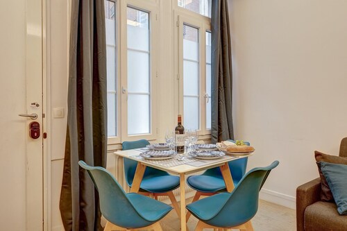 TBS 335 - Joli appartement 7eme arrondissement