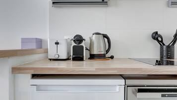 Kühlschrank, Mikrowelle, Ofen, Geschirrspüler