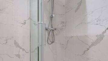 Een douche, een haardroger, handdoeken