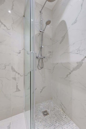 Douche, sĂšche-cheveux, serviettes fournies