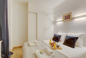 1 habitación, tabla de planchar con plancha, internet y ropa de cama