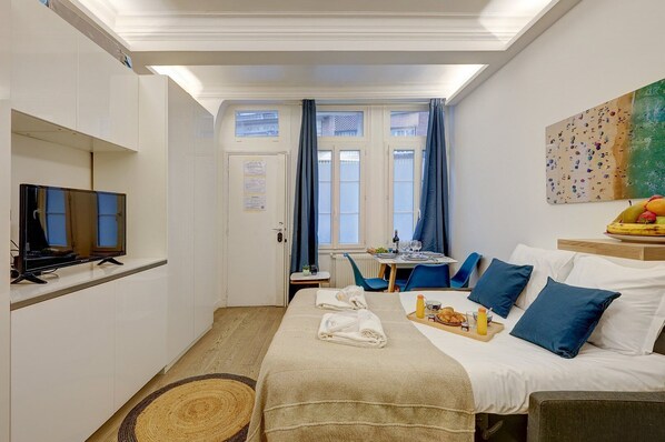 1 bedroom, iron/ironing board, internet, bed sheets