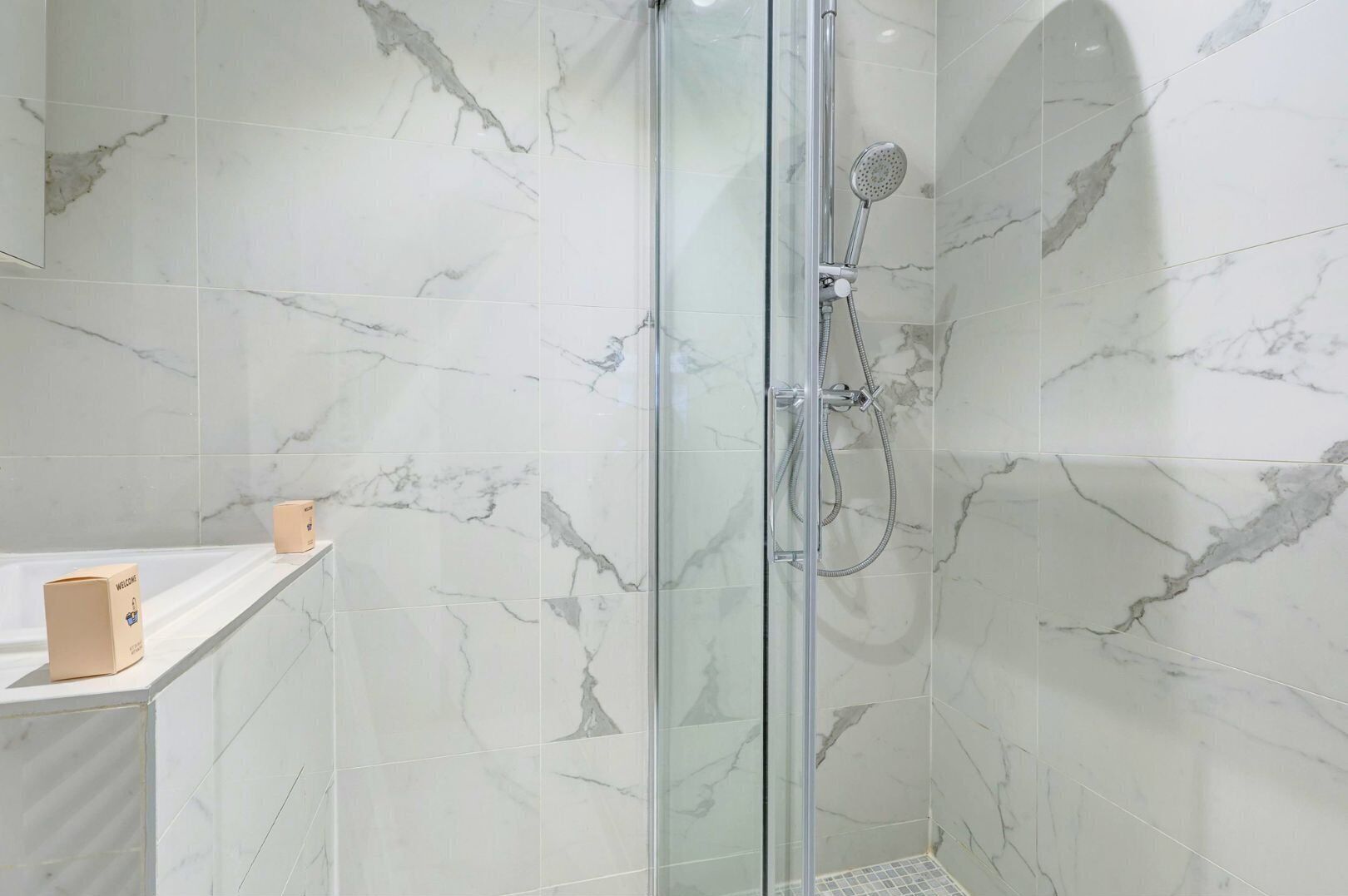 Douche, sèche-cheveux, serviettes fournies