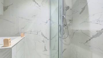 Douche, sĂšche-cheveux, serviettes fournies