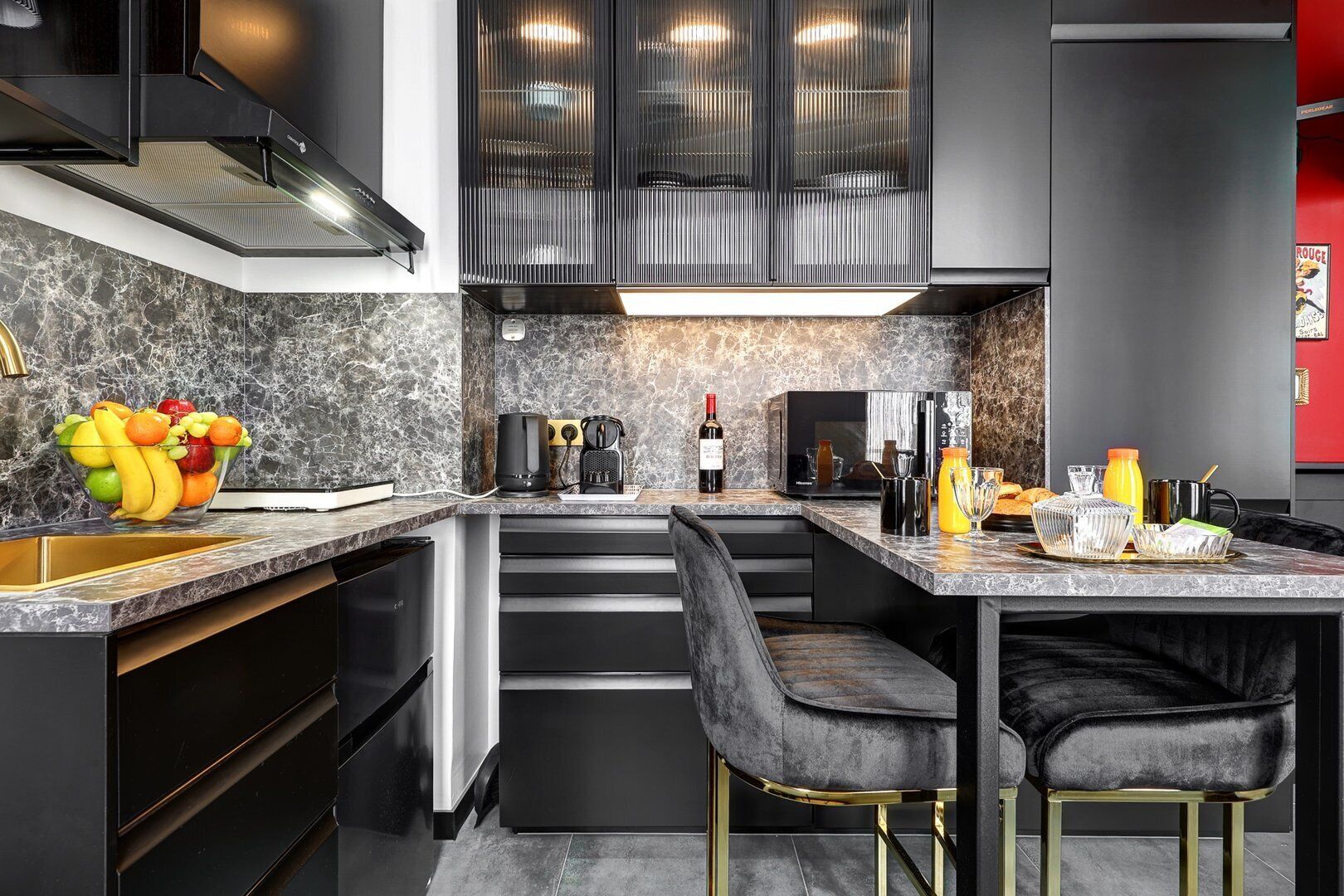 Kjøleskap, mikrobølgeovn, kaffetrakter/tekoker og brødrister