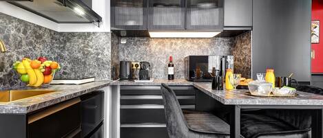 Jääkaappi, mikroaaltouuni, kahvin-/teenkeitin, leivänpaahdin