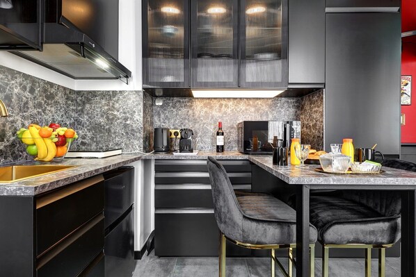 Een koelkast, een microgolfoven, een koffiezetapparaat/waterkoker