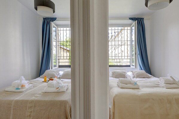 2 habitaciones, escritorio, tabla de planchar con plancha y internet 