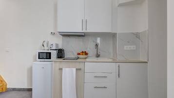 Kühlschrank, Mikrowelle, Ofen, Wasserkocher mit Kaffee-/Teezubehör