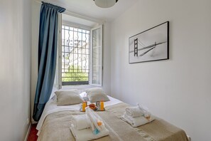 2 bedrooms, desk, iron/ironing board, Internet