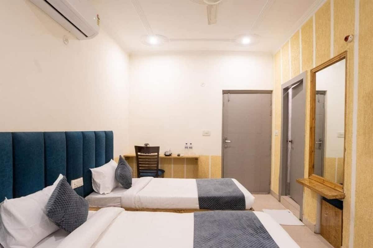 Business Double Room | Free WiFi