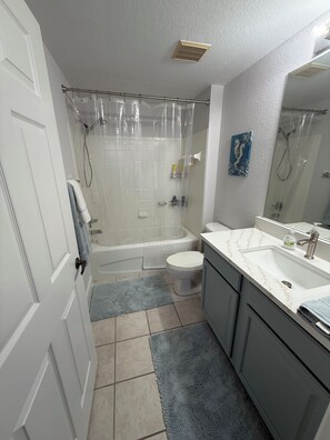 Serviettes fournies, papier toilette