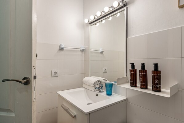 Dusche, Haartrockner, Handtücher