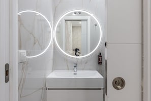 Douche, sèche-cheveux, serviettes fournies