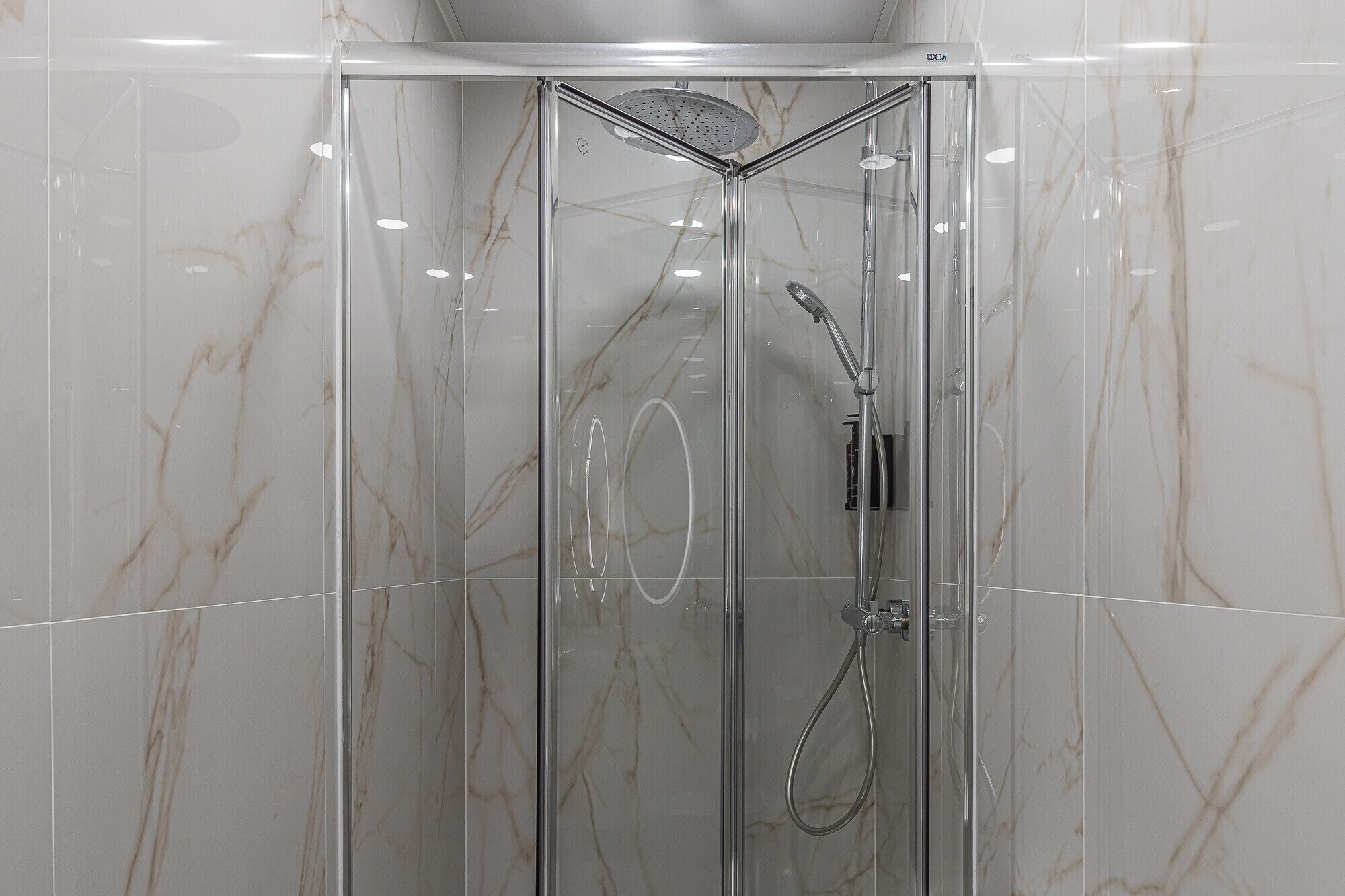Douche, séchoir à cheveux, serviettes fournies