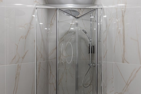 Dusche, Haartrockner, Handtücher