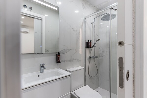 تجهيزات دش، مجففات شعر، مناشف