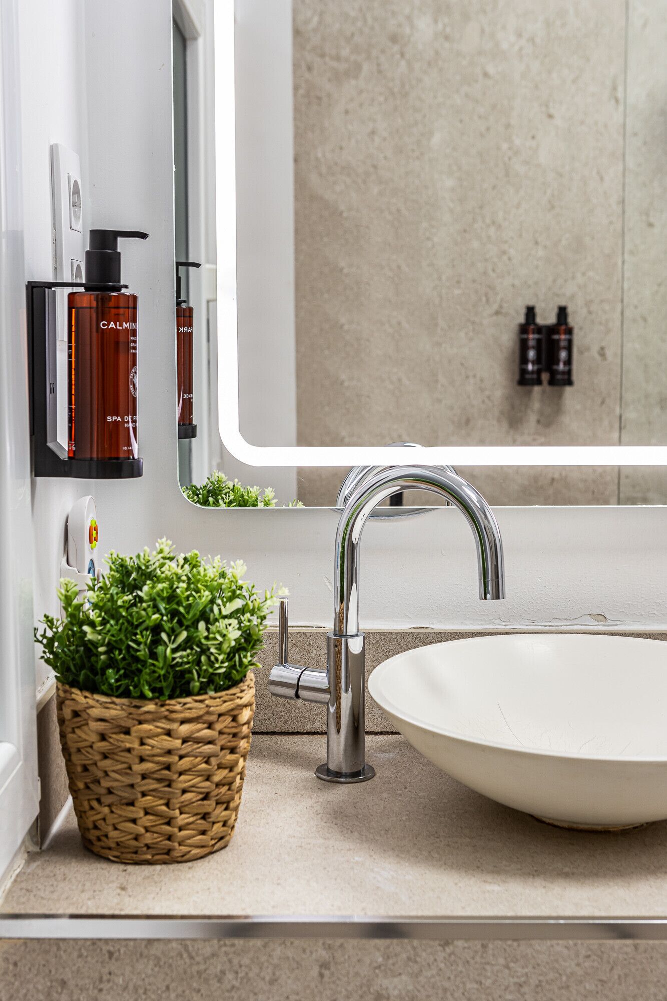 Douche, sèche-cheveux, serviettes fournies